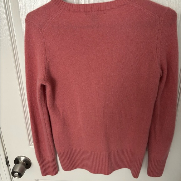 NWOT- Saks Fifth Avenue women’s pink cashmere V-Neck Sweater size Medium - Picture 4 of 5